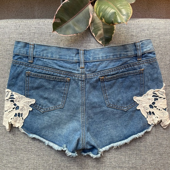 🩵 Vintage High Wasted Denim Shorts with Lace detailing , Size Large - Picture 5 of 17